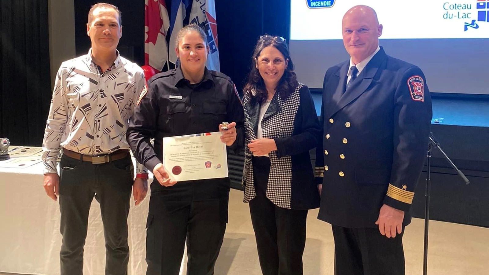 La pompière Royal cumule 5 années de service au sein du Service de sécurité incendie de Coteau-du-Lac Sur les photos de remise, on note la présence du directeur général par intérim de Coteau-du-Lac, Jacques Legault, la mairesse Andrée Brosseau et le directeur de la brigade incendie Michel Vaillancourt