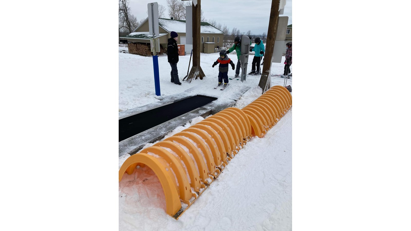 Le tapis roulant pour remonter la pente, Maternelle du ski, Mont-Rigaud, décembre 2021.