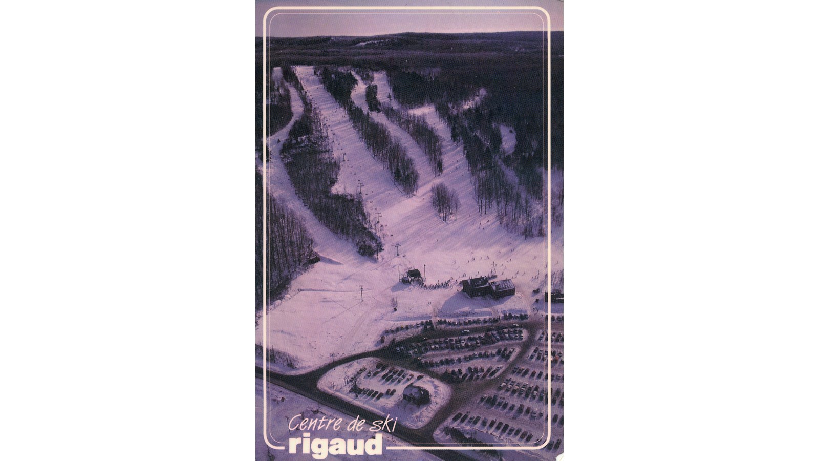 Vue aérienne du Centre de ski sur carte postale, ca 1990