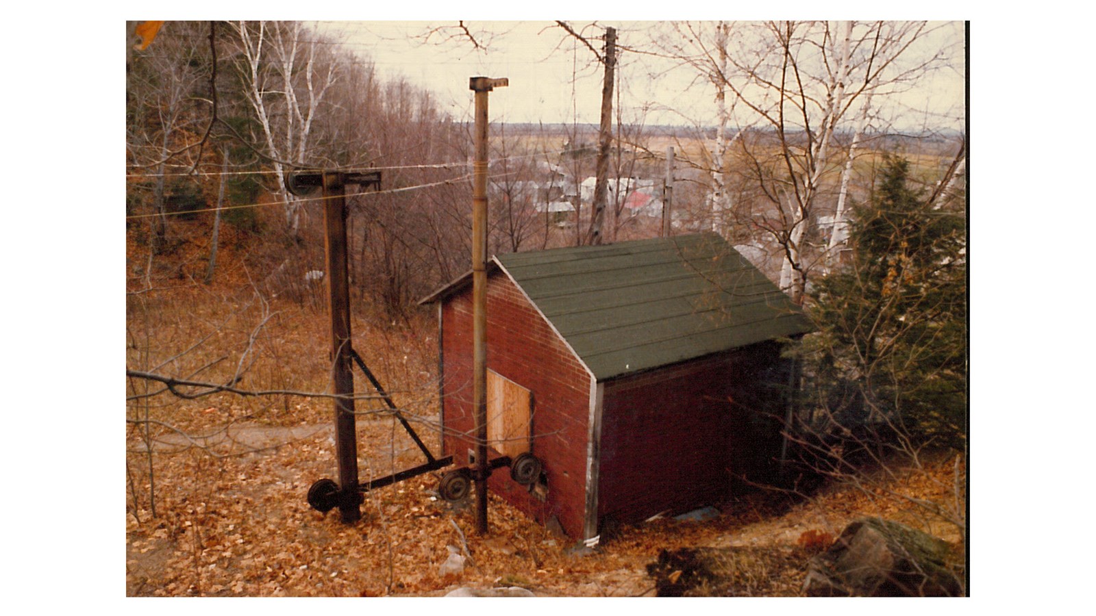 Remonte-pente abandonné près du Collège Bourget sur le Mont Rigaud, 1978.