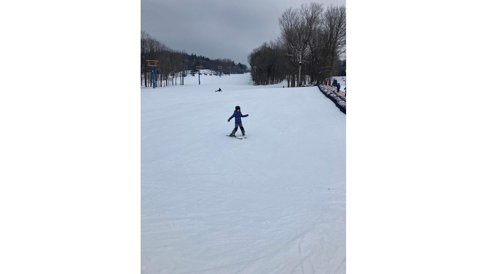 Jeune skieuse sur une piste du centre de ski du Mont-Rigaud, décembre 2021.