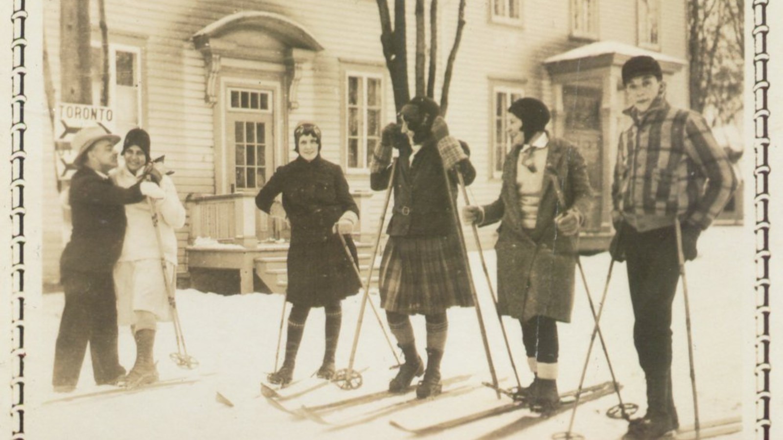 Skieurs dans les rues de Dorion. Années 1940.