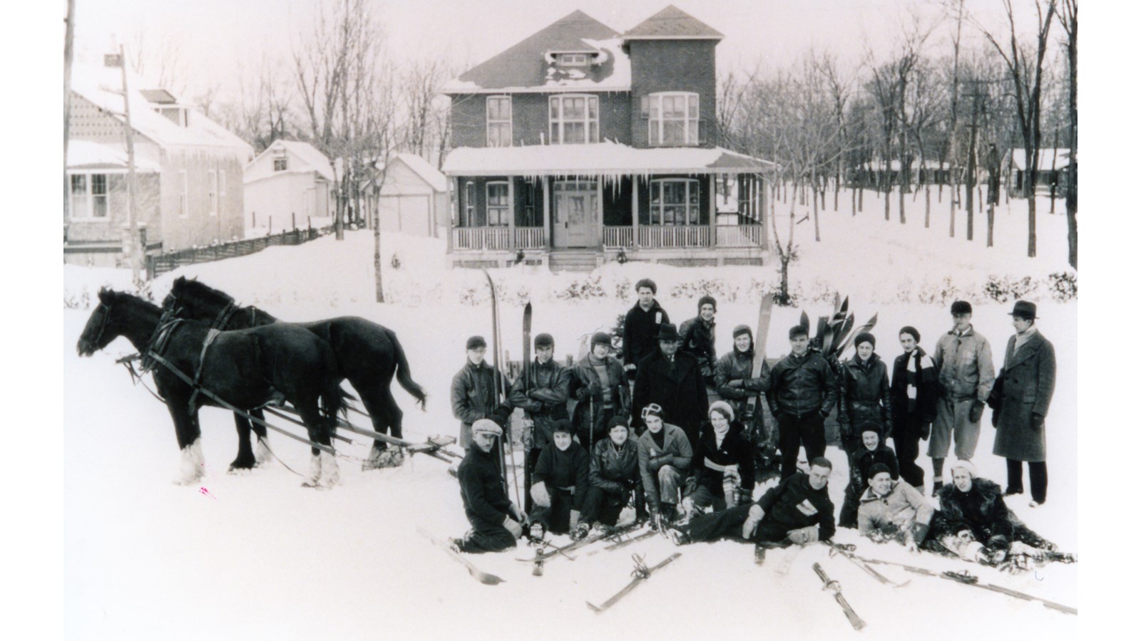 Groupe de skieurs, 1950.