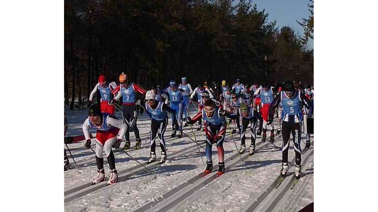Départ groupé, course de ski de fond, finale des Jeux du Québec, Base de plein air Les Cèdres, mars 2011.
