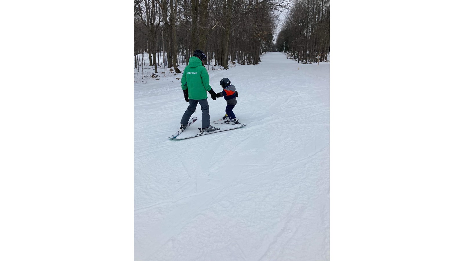 Apprenti skieur avec son moniteur, décembre 2021.