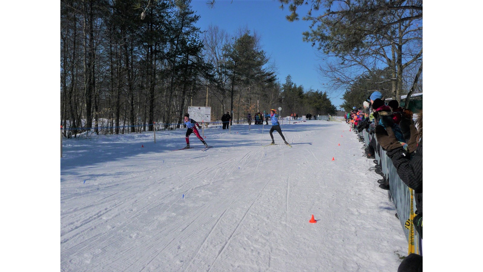 Dernier droit, course de ski de fond en pas de patin, finale des Jeux du Québec, Base de plein air Les Cèdres, mars 2011.
