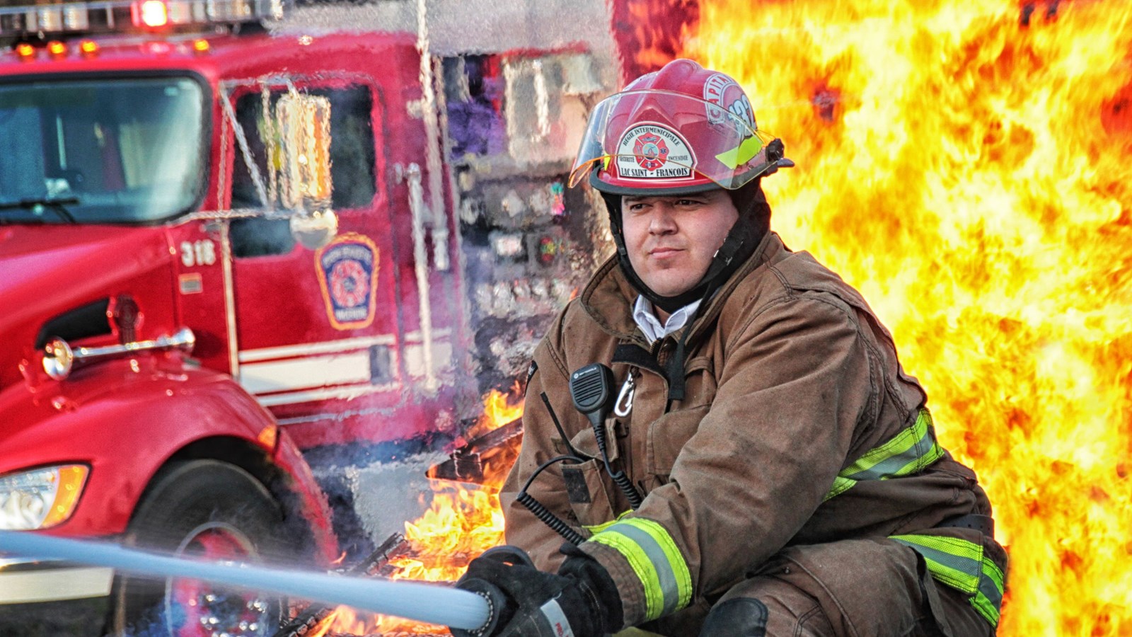 Alexandre Côté, préventionniste et capitaine au sein du Service de sécurité incendie de Saint-Zotique a été l'un des pompiers figurants qui a pris part au tournage de la série Mégantic