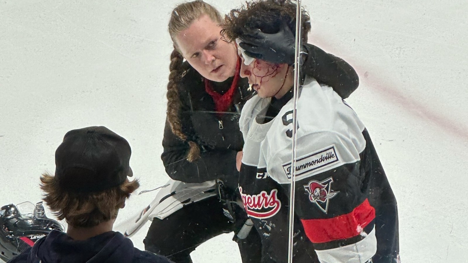 En tant que thérapeute du sport, Émilie est présente à tous les matchs des Voltigeurs de Drummondville pour porter assistance aux joueurs au besoin
