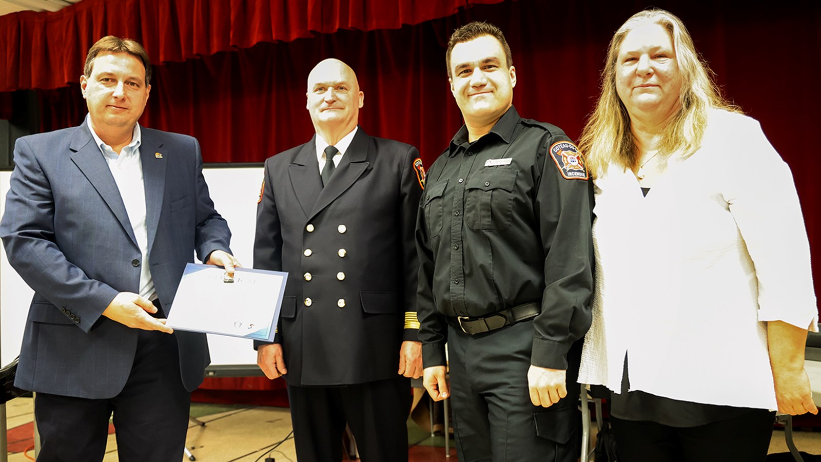Jean-Philippe Cossette-Denis prend la pose en compagnie du maire des Coteaux, Sylvain Brazeau, de la conseillère municipale Myriam Sauvé et du directeur du Service de sécurité incendie de Coteau-du-Lac, Michel Vaillancourt