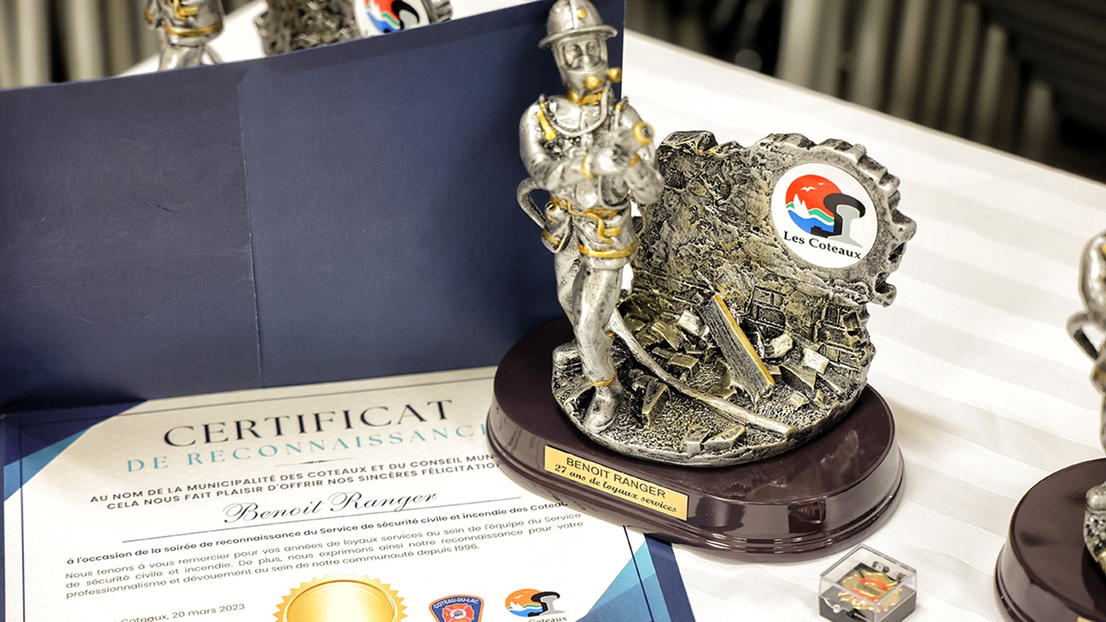 Les lauréats ont reçu un trophée ayant une silhouette de pompiers avec un logo des Coteaux, un certificat de reconnaissance et une épinglette