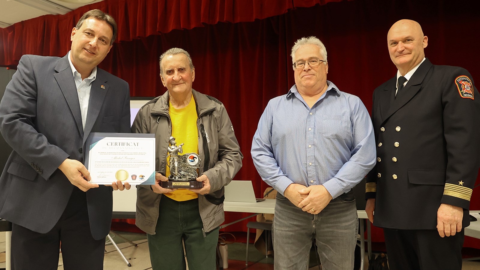 Michel Ranger a cumulé 51 ans de service au sein de la brigade incendie locale, dont 25 ans à titre de directeur. Il prend la pose en compagnie du maire des Coteaux, Sylvain Brazeau, du conseiller François Deschamps et du directeur du Service de sécurité incendie de Coteau-du-Lac, Michel Vaillancourt