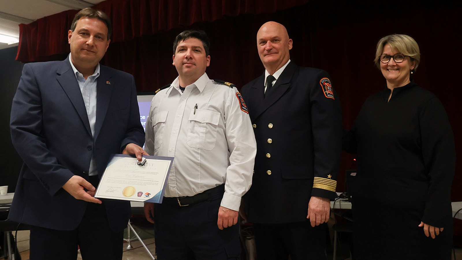 Eric Lafrance prend la pose en compagnie du maire des Coteaux, Sylvain Brazeau, de la conseillère municipale Josée Grenier et du directeur du Service de sécurité incendie de Coteau-du-Lac, Michel Vaillancourt