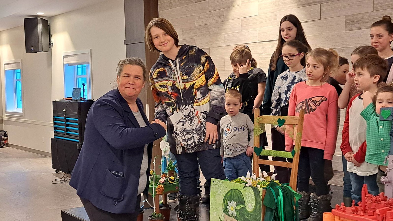 La mairesse de Très-Saint-Rédempteur, Julie Lemieux a accepté la Chaise des générations des mains de Noah qui a contribué à sa création