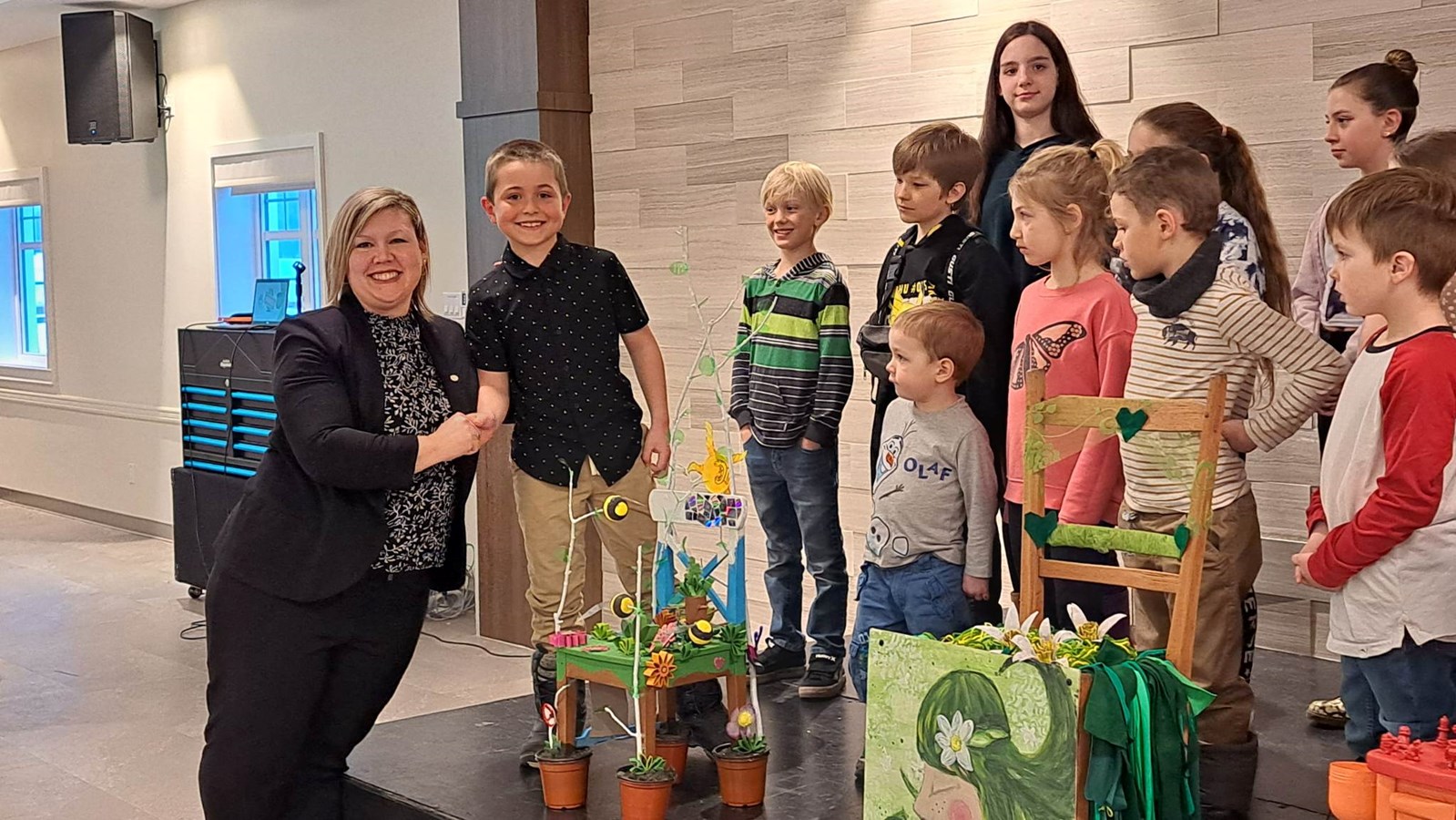 La mairesse de Saint-Clet, Mylène Labre a accepté la Chaise des générations des mains d'un des jeunes qui a contribué à sa création