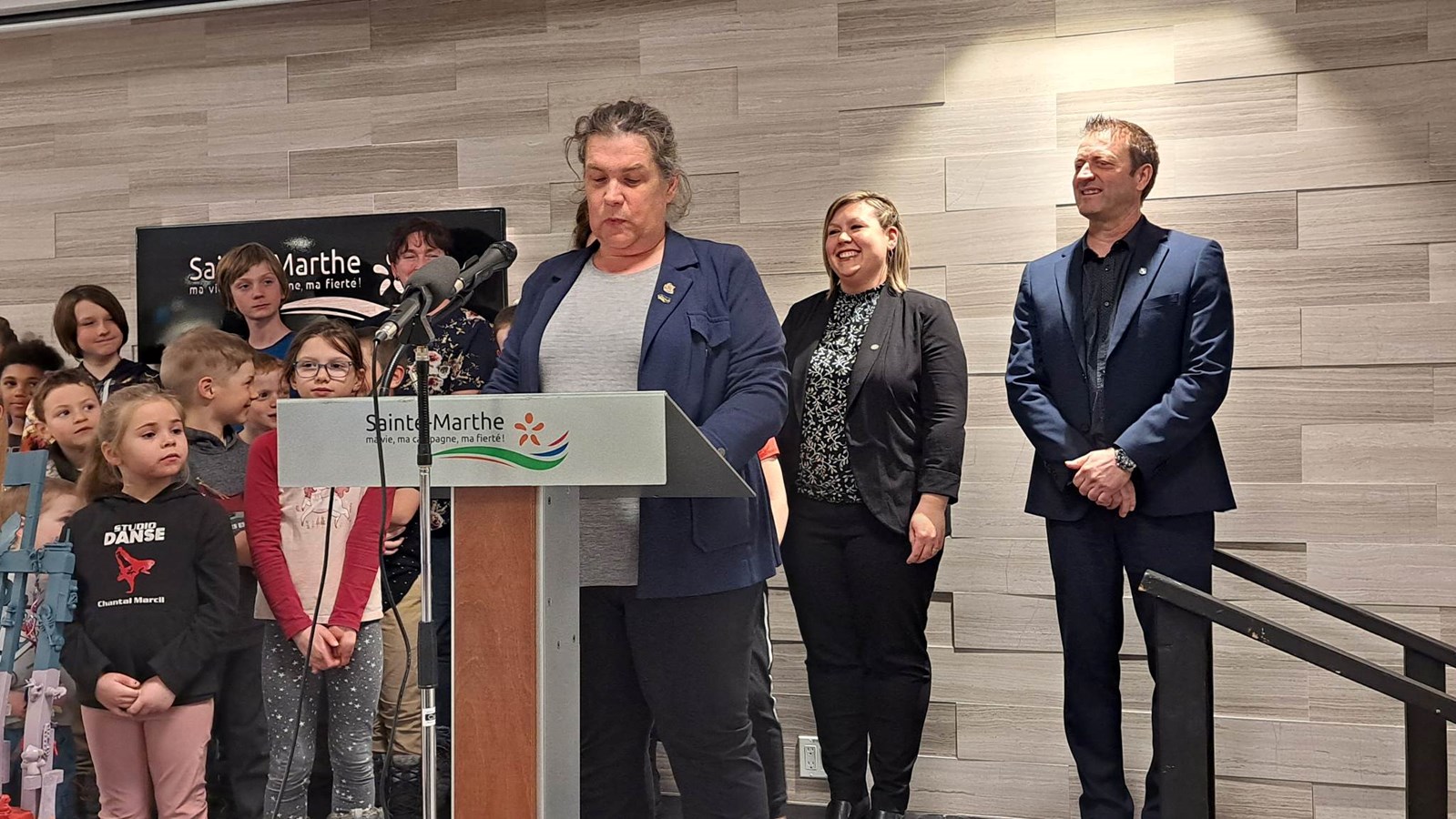 La mairesse de Très-Saint-Rédempteur, Julie Lemieux a pris la parole avec ses collègues Mylène Labre, mairesse de Saint-Clet et François Pleau, maire de Sainte-Marthe Fran