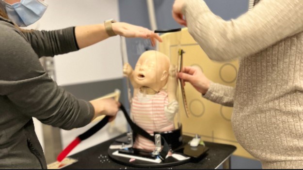 Un nouvel appareil pour faciliter la prise de rayons X de jeunes enfants