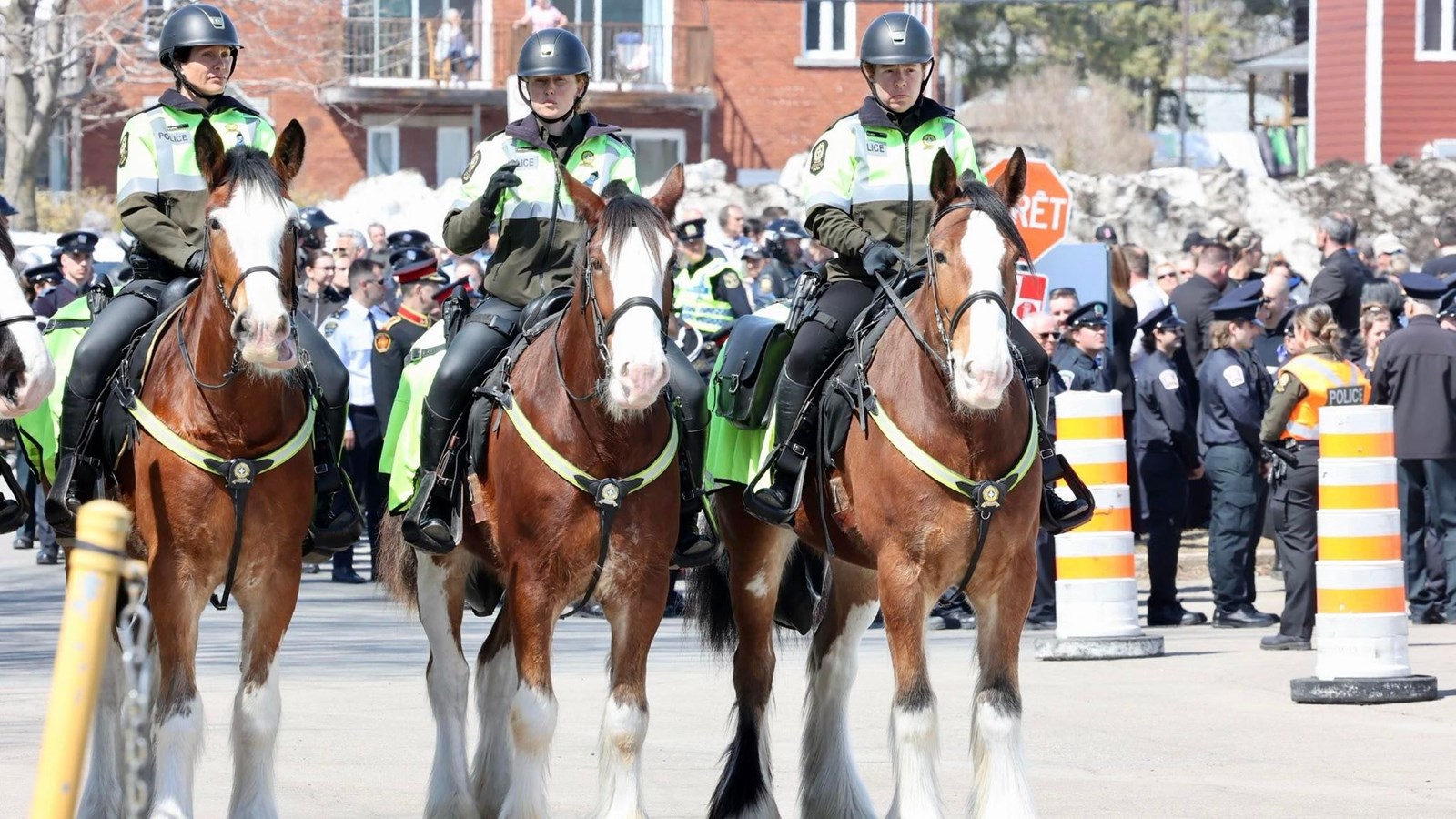 La cavalière Stéphanie Labre du poste de Vaudreuil-Ouest a pris part au cortège sur sa monture