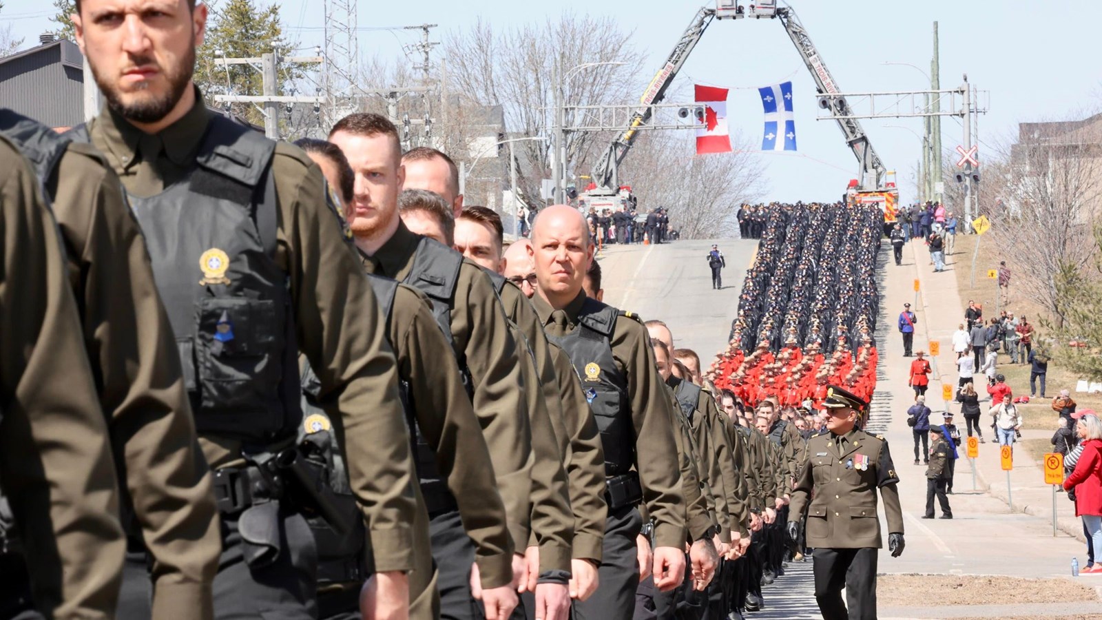 Des policiers de la région participent au dernier hommage à Maureen Breau