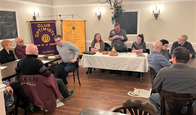 Debout à l''avant, le présidente du club Optimiste Vaudreuil-Dorion, Michel Goulet, lors d'une activité précédente