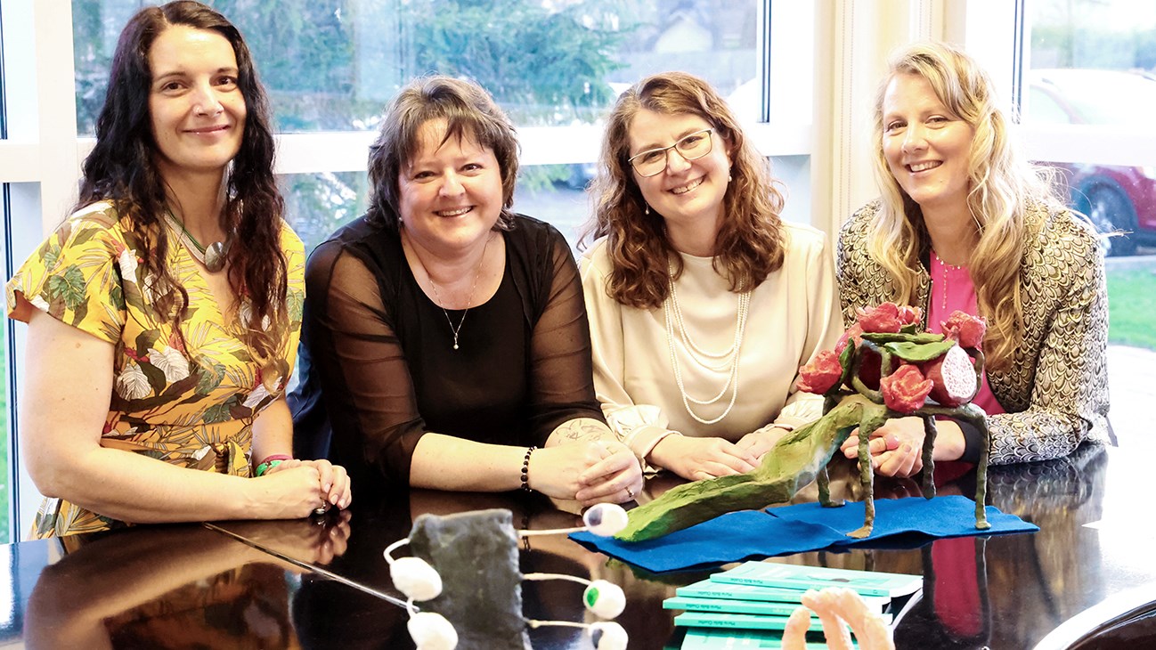 Les enseignantes Valérie Langlais, Sophie Daoust et Natascha Côté posent avec l’artiste poète Marie-Belle Ouellet