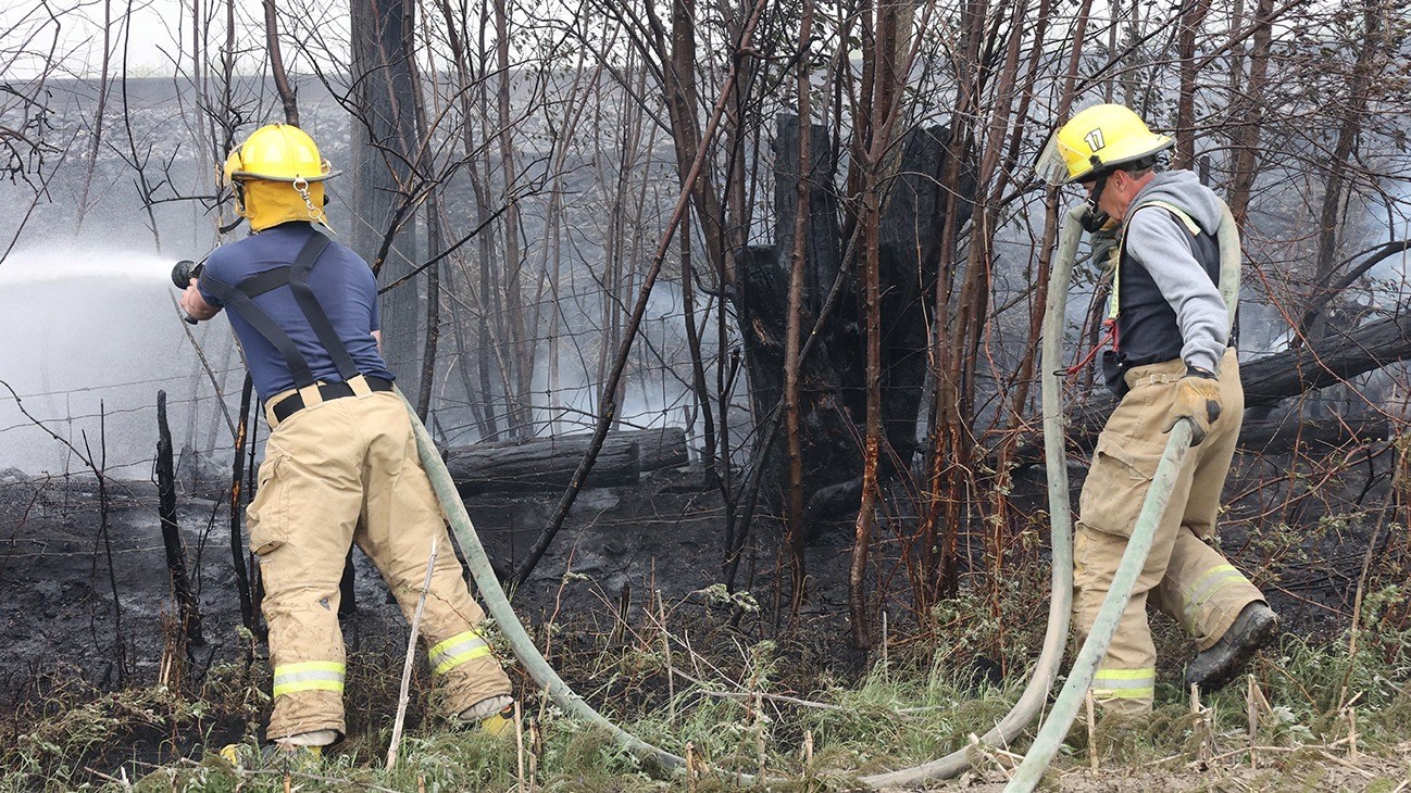 Un feu de broussailles occupe des dizaines de sapeurs à Coteau-du-Lac et aux Cèdres