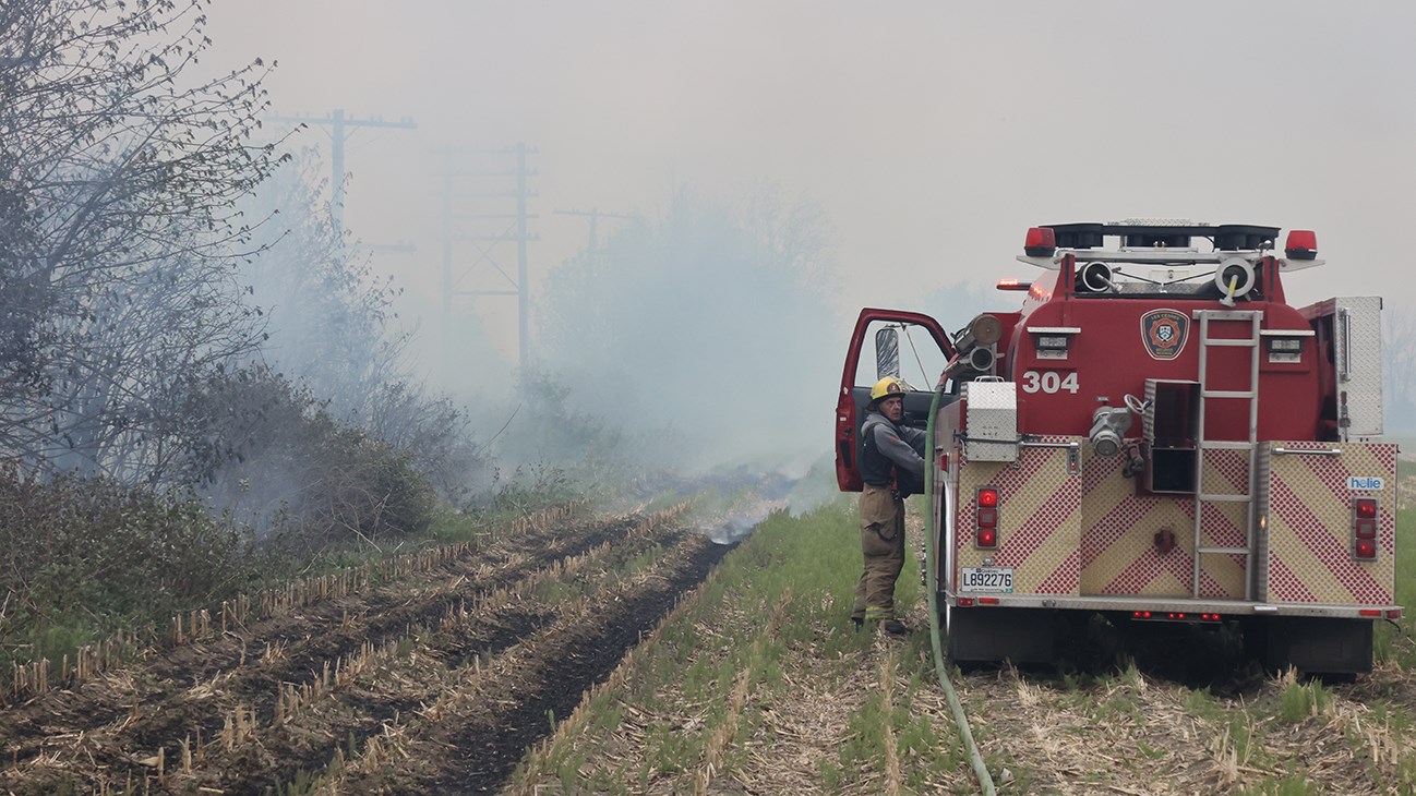Un feu de broussailles occupe des dizaines de sapeurs à Coteau-du-Lac et aux Cèdres
