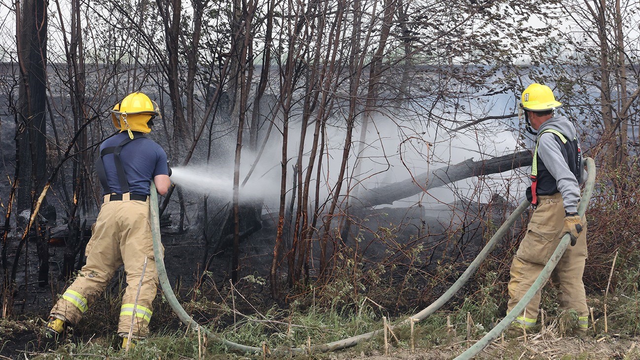 Un feu de broussailles occupe des dizaines de sapeurs à Coteau-du-Lac et aux Cèdres