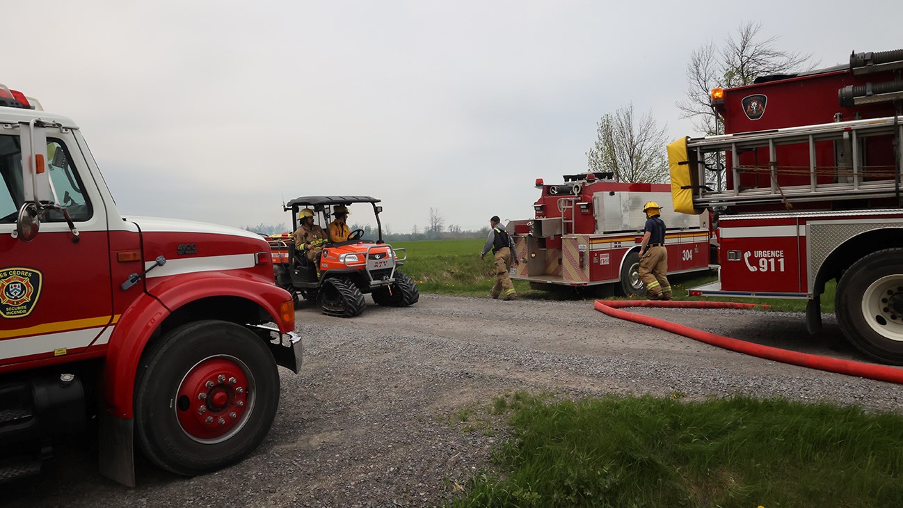 Un feu de broussailles occupe des dizaines de sapeurs à Coteau-du-Lac et aux Cèdres