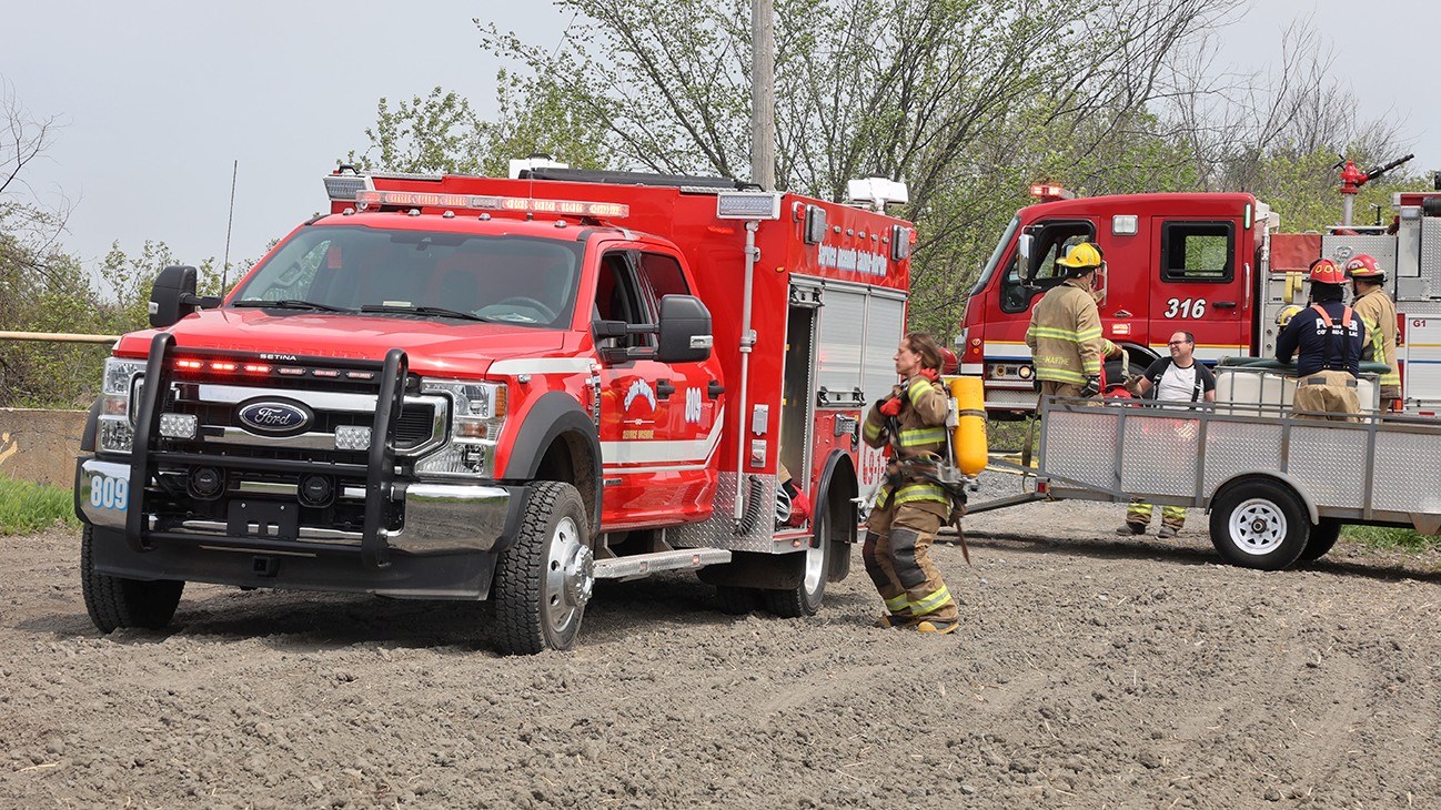 Un feu de broussailles occupe des dizaines de sapeurs à Coteau-du-Lac et aux Cèdres