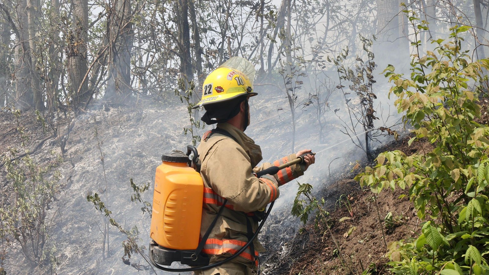 Le lieutenant MacKay est sur place pour combattre les flammes