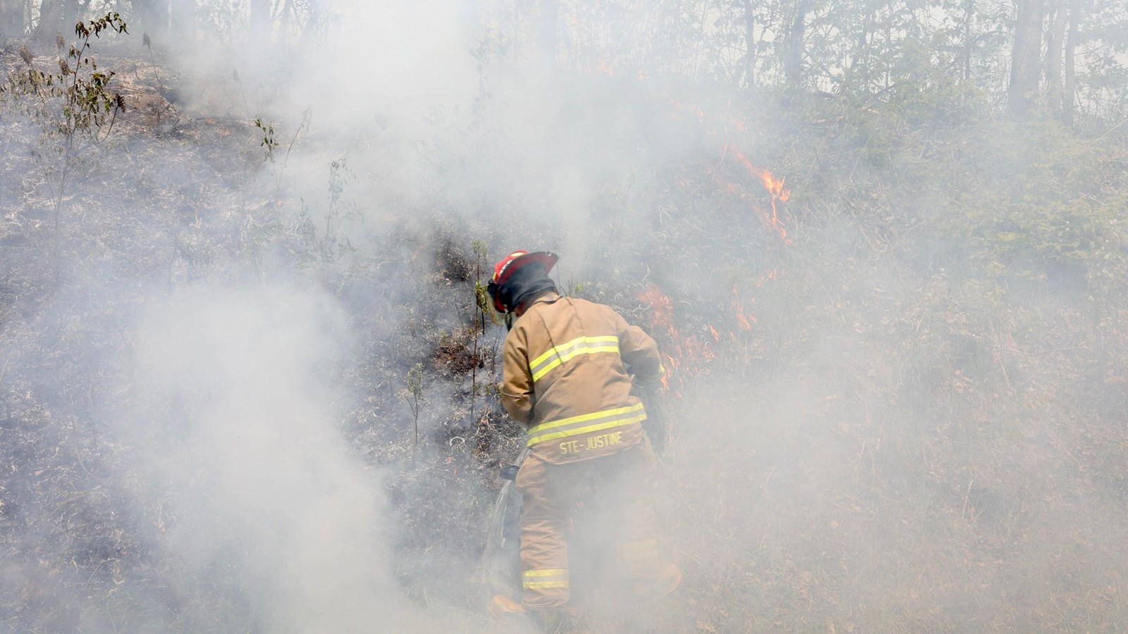 Le lieutenant Séguin fait partie de la brigade qui combat les flammes