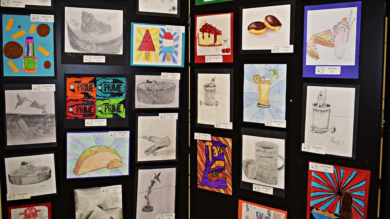 Les élèves affichent fièrement leurs œuvres lors du vernissage