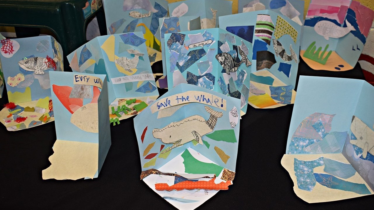 Les élèves affichent fièrement leurs œuvres lors du vernissage
