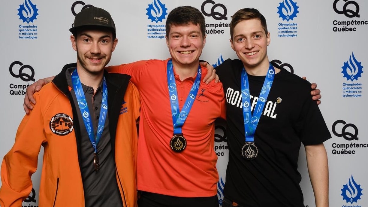 Matis Blais au centre prend la pose avec Jasmin Lamothe (Médaille d'argent) et Guillaume St-Amour (Médaille de bronze) dans la catégorie Mécanique de véhicules lourds