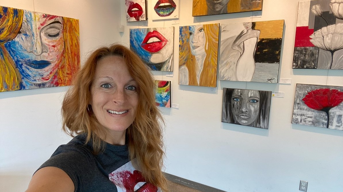 Kristine Demers devant les oeuvres