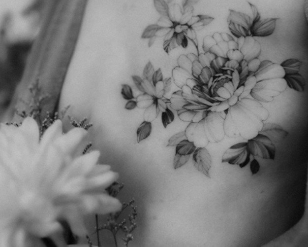 Tatouage sur le sein d'une survivante qui n'a pas eu de reconstruction