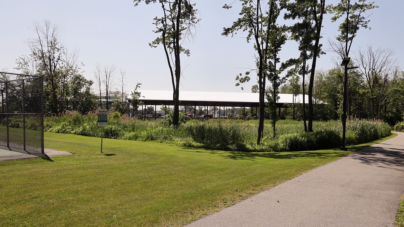 Pour le pumptrack, la Municipalité de Saint-Zotique va débourser une somme de 299 944,22$ financée à même le Programme de la taxe sur l'essence et de la contribution du Québec 2019-2024