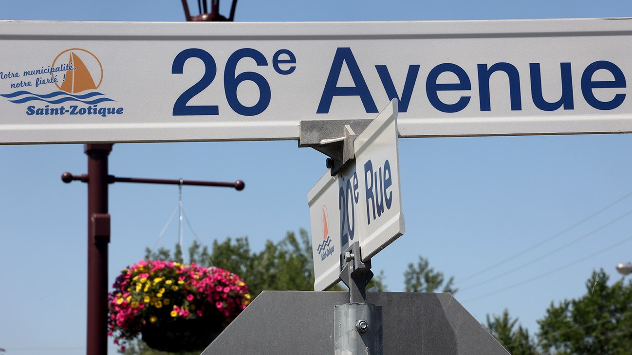 Au cours des prochaines semaines, et avant la rentrée scolaire de septembre, Ali Excavation va procéder au déplacement d'une conduite souterraine et au pavage de la 26e Avenue et de la 20e Rue