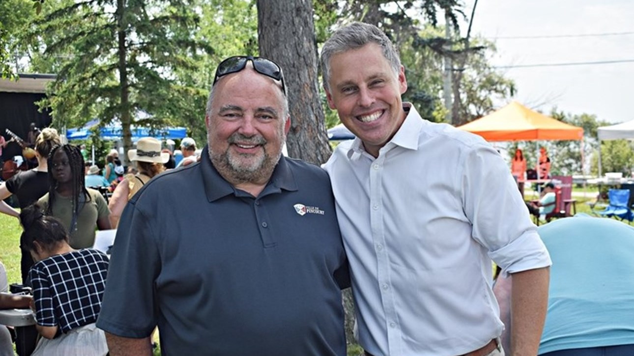 Le député fédéral de Vaudreuil-Soulanges, Peter Schiefke, a pris la pose avec le maire Claude Comeau lors de l'activité