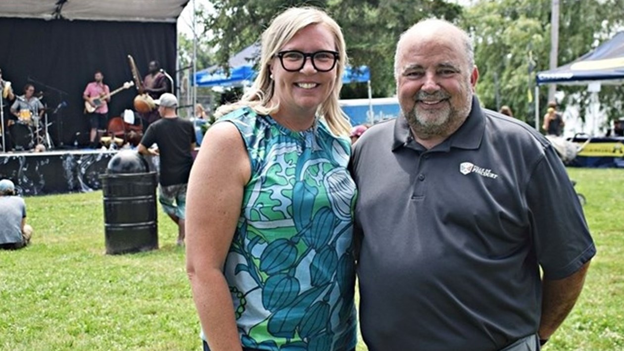 La députée provinciale indépendante de Vaudreuil, Marie-Claude Nichols a pris la pose avec le maire de Pincourt, Claude Comeau