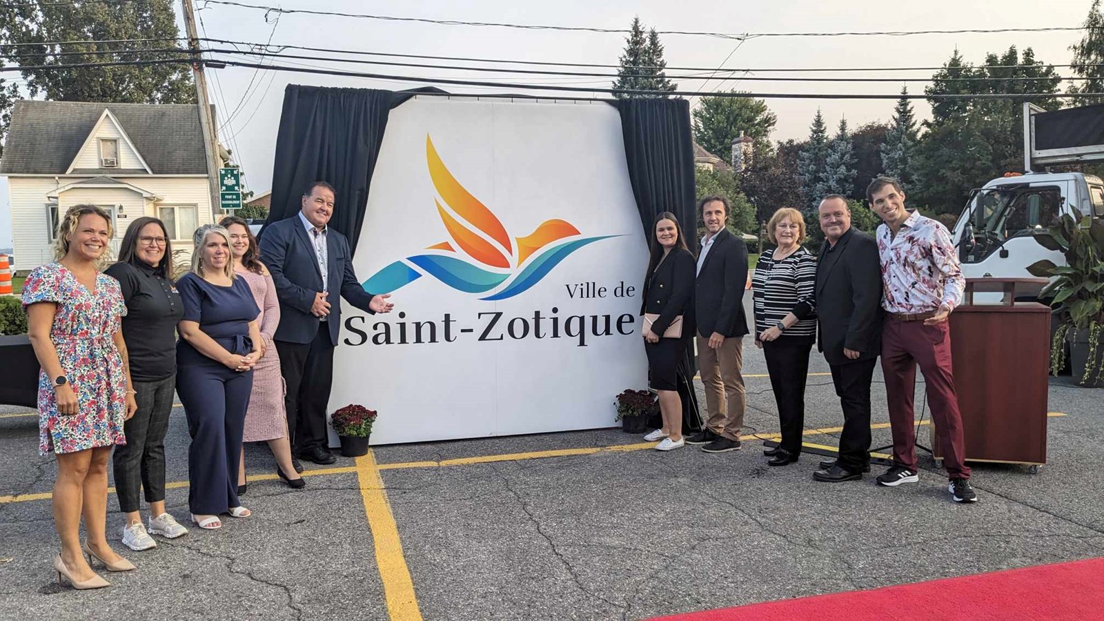 Les membres du Comité de refonte du logo ont pris la pose avec la nouvelle identité visuelle de la Ville de Saint-Zotique