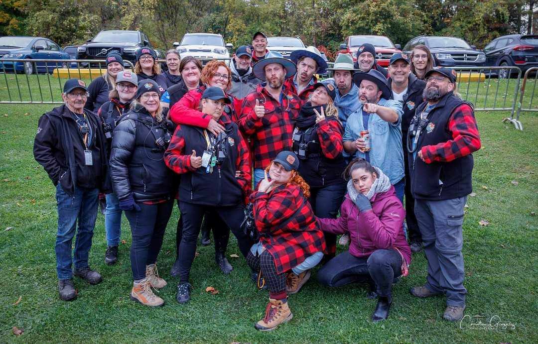 Plusieurs membres du comité organisateur ont pris la pause avec le groupe Bleu Jeans Bleu à sa sortie de scène