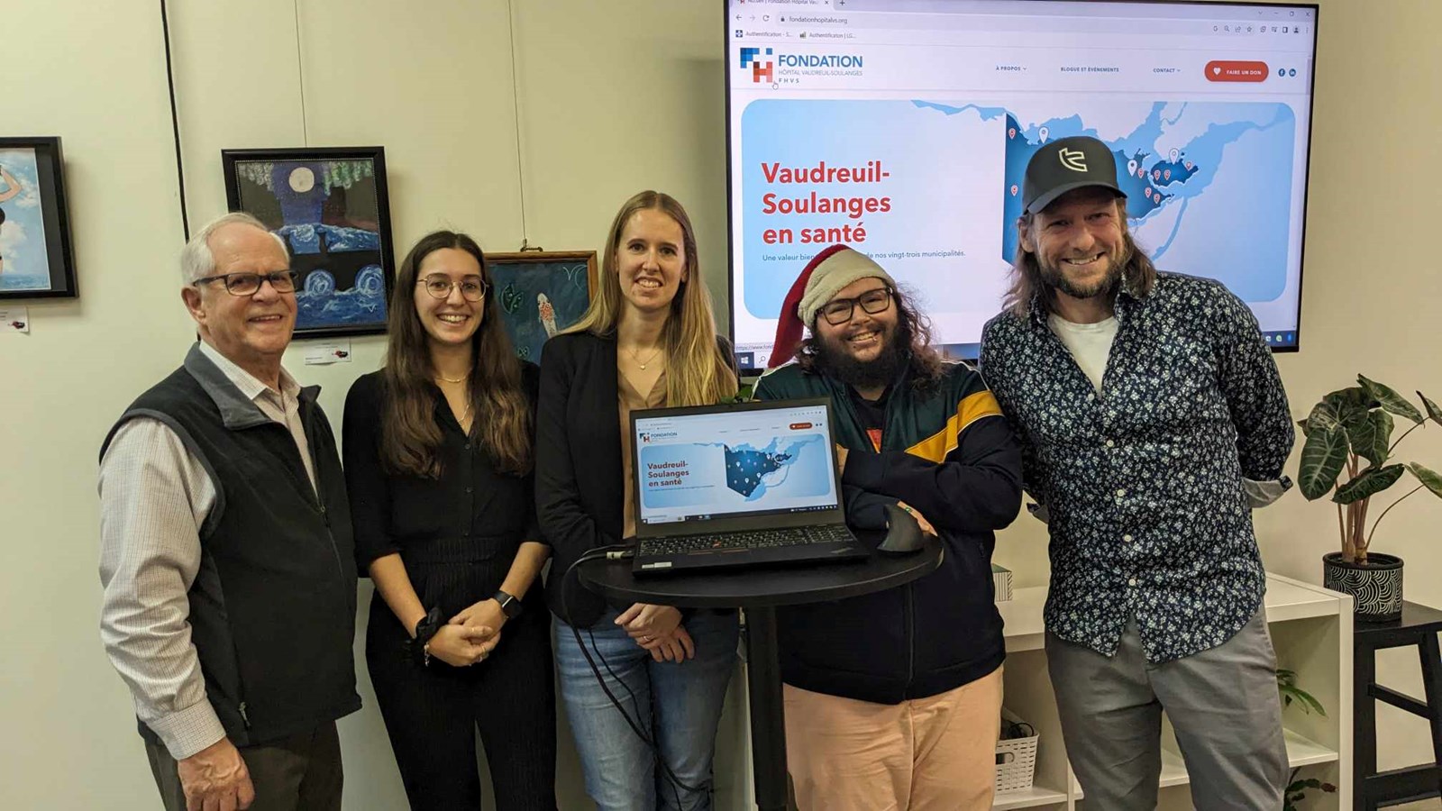 Sur la photo, on retrouve de gauche à droite: Denis Lapointe, président du C.A. de la Fondation, Maude, participante, Jessica Myre, directrice générale du CJE VS, Josh, participant et Philippe Corriveau de Tofu Box