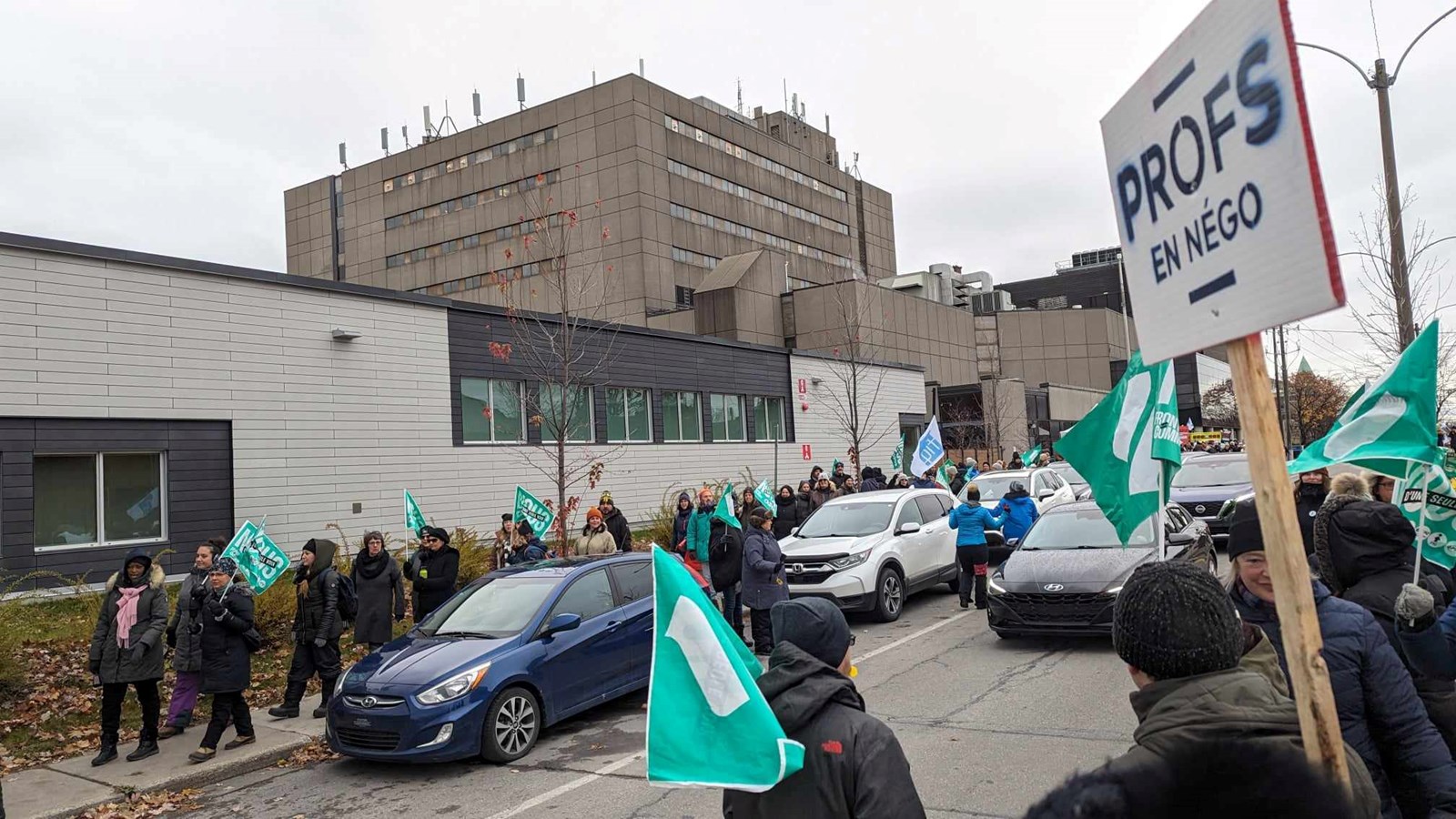 Du côté de Salaberry-de-Valleyfield, devant le centre hospitalier du Suroît, la situation était la même alors que des marées de travailleurs envahissaient les trottoirs pour faire du bruit et transmettre leur message de façon pacifiste