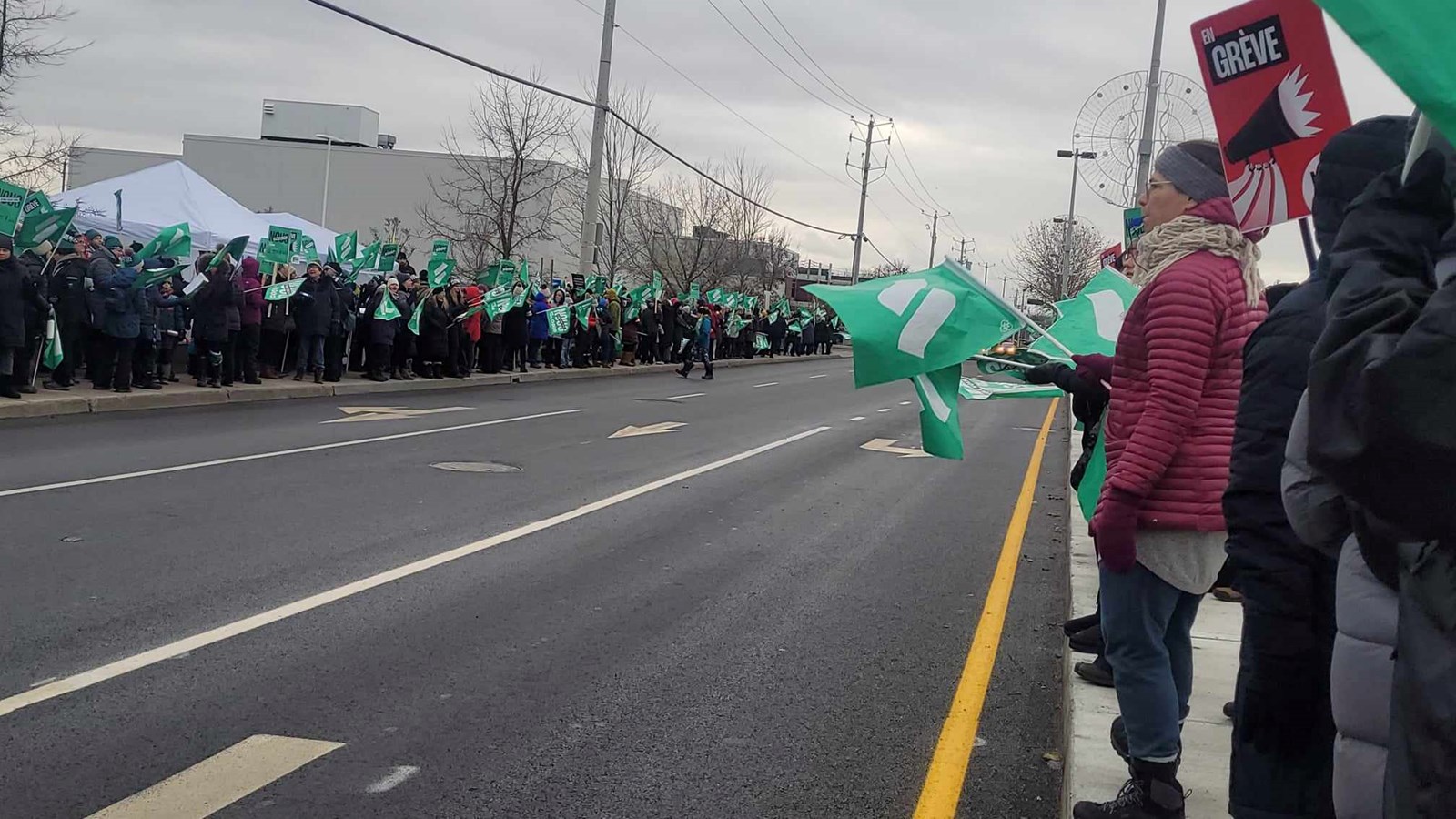 À Vaudreuil-Dorion, devant le CLSC de Vaudreuil-Dorion, ils étaient quelques centaines de travailleurs du secteur de l’éducation et de la santé à manifester dans l’optique d’obtenir un nouveau contrat de travail