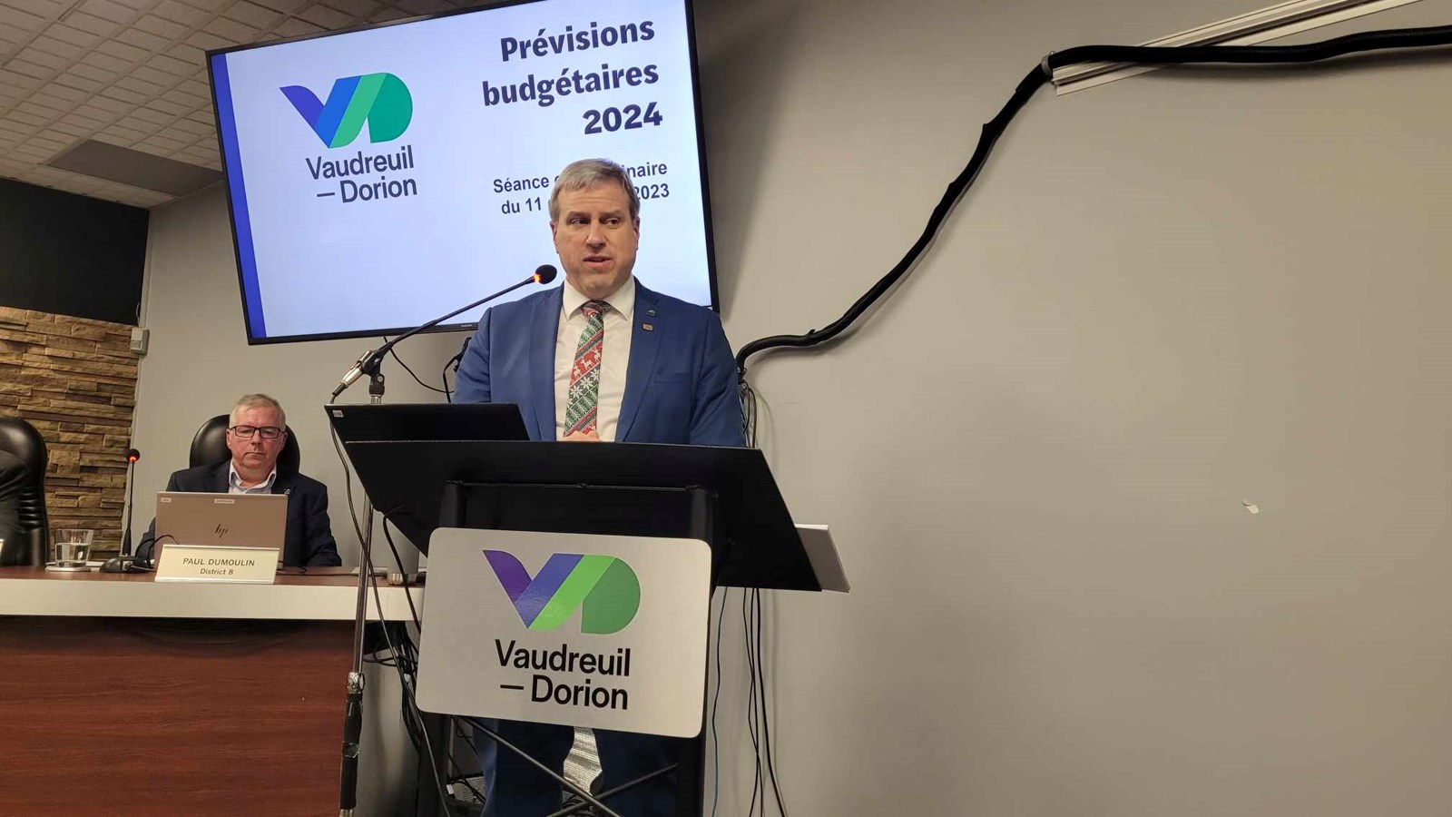 Lors de la séance extraordinaire du budget, le trésorier Marco Pilon a comparé le total des taxes de la maison moyenne à Vaudreuil-Dorion à 12 autres villes de la région ainsi qu’à des villes de taille similaire.