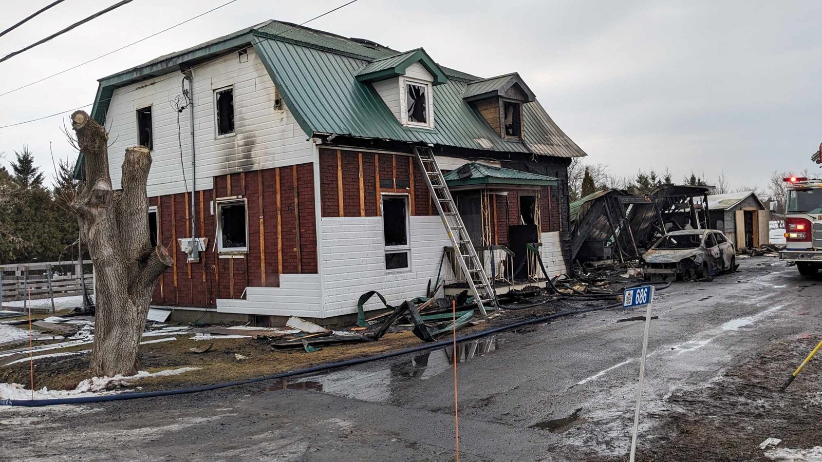 Une maison est totalement ravagée par les flammes à Les Cèdres