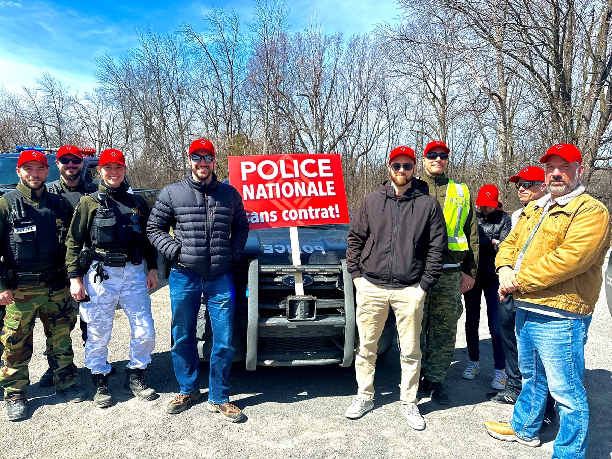 Quelques policiers la SQ de la MRC de Vaudreuil-Soulanges en manifestation à Vaudreuil-Dorion