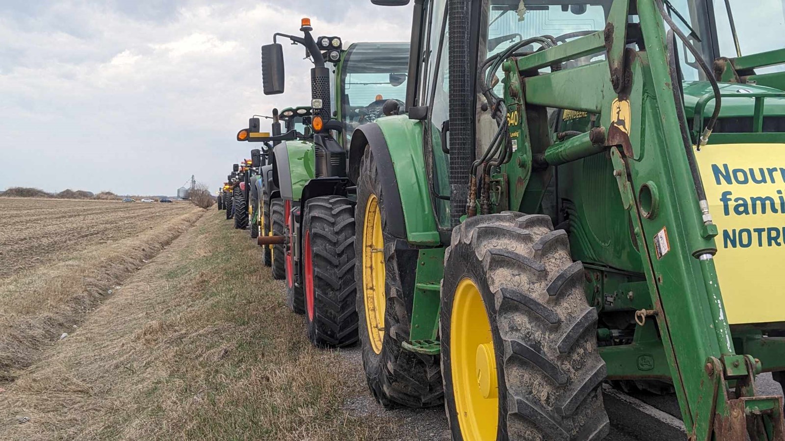 Des agriculteurs de la région manifestent