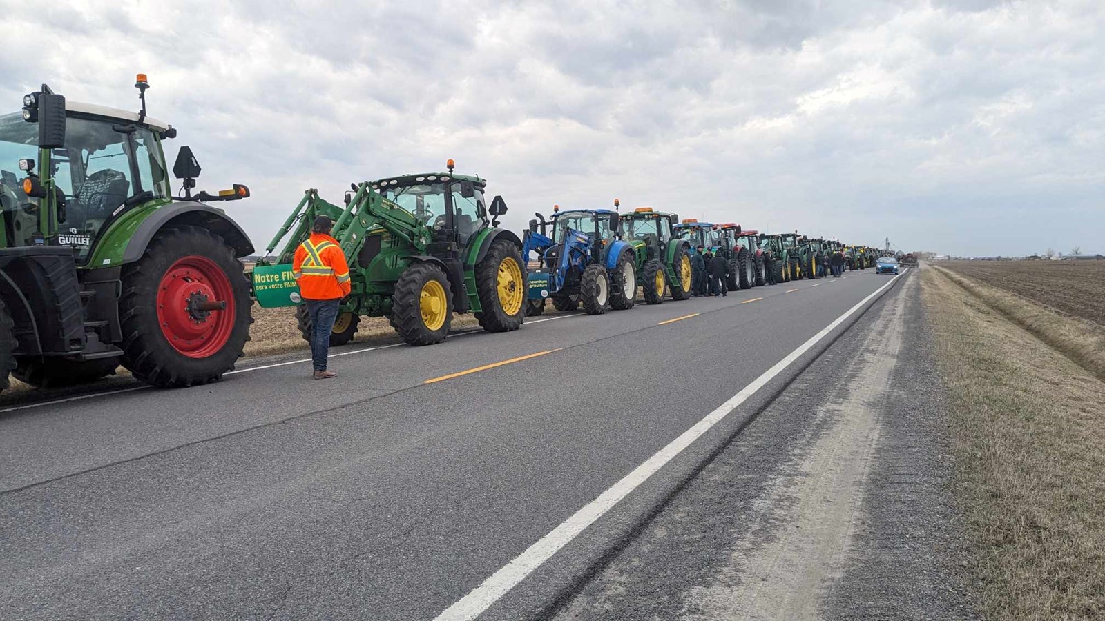 Des agriculteurs de la région manifestent